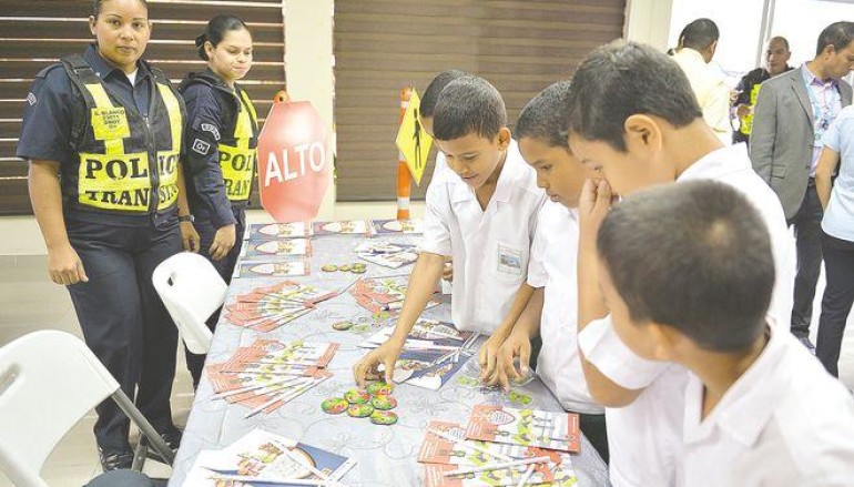 Fundación MAPFRE apoya a la policia nacional en programa de capacitación en seguridad vial en las escuelas