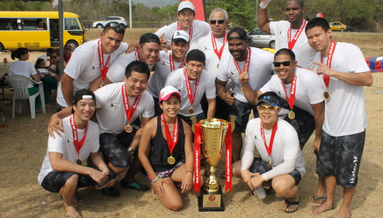 EQUIPO DRAKEN GANADOR DE LA COPA ETNIA CHINA DURANTE LA II CARRERA DE BOTES DE DRAGÓN