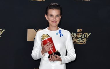 CALVIN KLEIN VISITÓ A MILLIE BOBBY BROWN Y ASTON SANDERS