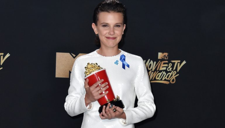 CALVIN KLEIN VISITÓ A MILLIE BOBBY BROWN Y ASTON SANDERS