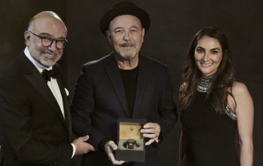 Bulova honra al maestro  Rubén Blades, persona del año 2021 de los premios Latin Grammy