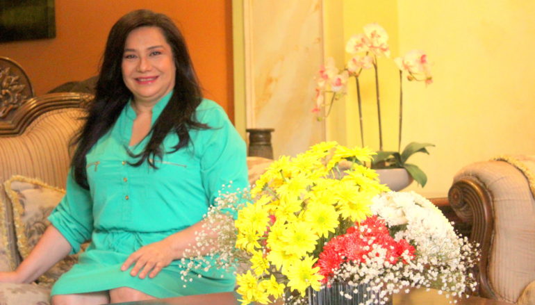  LOURDES RAMOS , UNA FLORISTA APASIONADA POR SU ARTE Y SU NEGOCIO