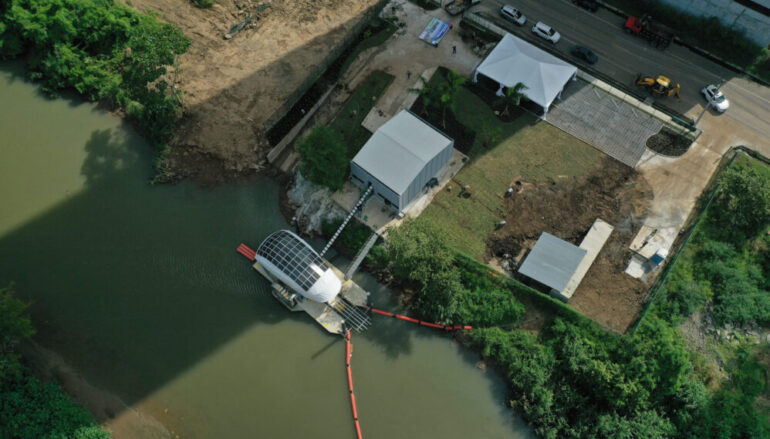 Wanda Díaz arranca a recoger basura flotante en  el Río Juan Díaz￼