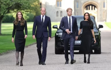 EL PRINCIPE WILLAN ,LA PRINCESA KATE, EL DUQUE HARRY DE SUSSEX Y SU ESPOSA LA DUQUESA MEGHAN JUNTOS EN EL SEPELIO DE LA REINA ISABEL II