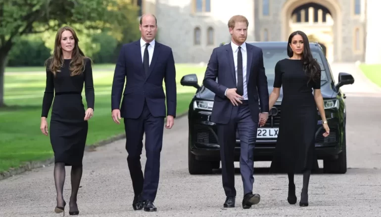 EL PRINCIPE WILLAN ,LA PRINCESA KATE, EL DUQUE HARRY DE SUSSEX Y SU ESPOSA LA DUQUESA MEGHAN JUNTOS EN EL SEPELIO DE LA REINA ISABEL II