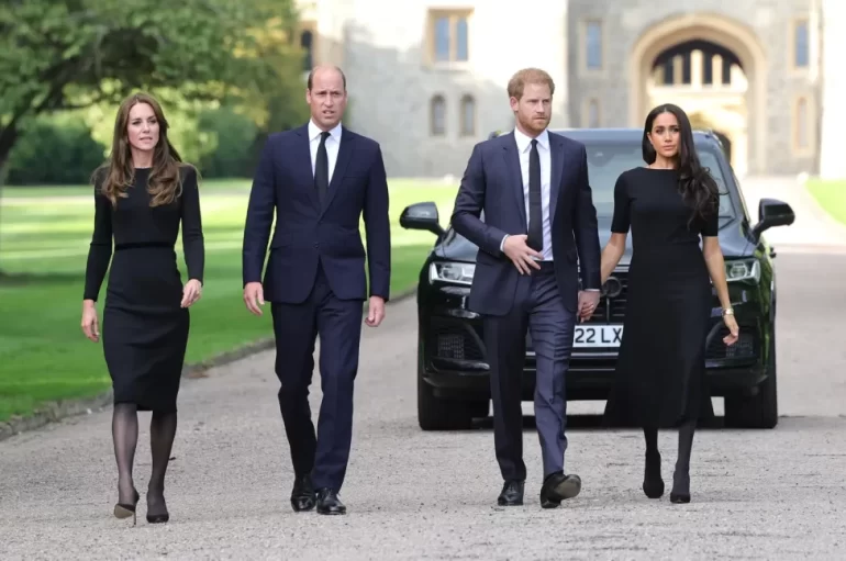 EL PRINCIPE WILLAN ,LA PRINCESA KATE, EL DUQUE HARRY DE SUSSEX Y SU ESPOSA LA DUQUESA MEGHAN JUNTOS EN EL SEPELIO DE LA REINA ISABEL II