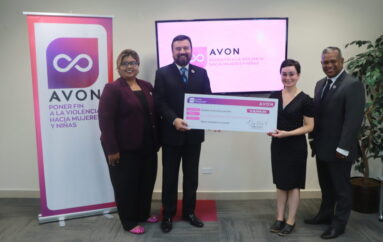 Avon sigue la marcha para poner fin a la violencia de género: organizaciones reciben donativos para apoyar esta causa