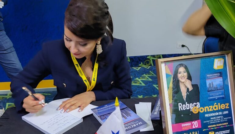 REBECA EDITH GONZALEZ SMITH , exitoso lanzamiento de MARCOMPOL , el instructivo Panameño de marketing y comunicación política .