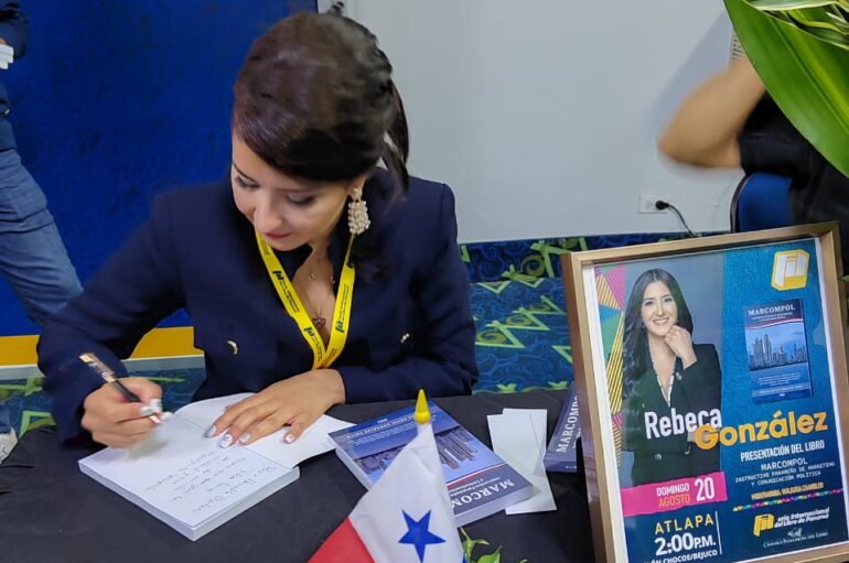 REBECA EDITH GONZALEZ SMITH , exitoso lanzamiento de MARCOMPOL , el instructivo Panameño de marketing y comunicación política .