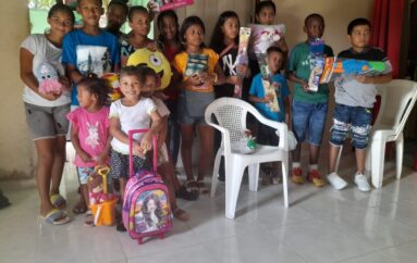 ENTREGA DE RAGALOS A LOS NIÑOS DE LA GARTERITA