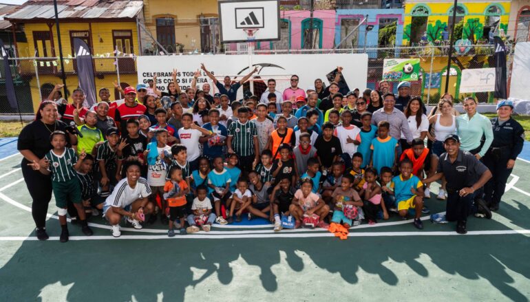 Adidas entrega cancha a Fundación  de Fútbol  con Corazón